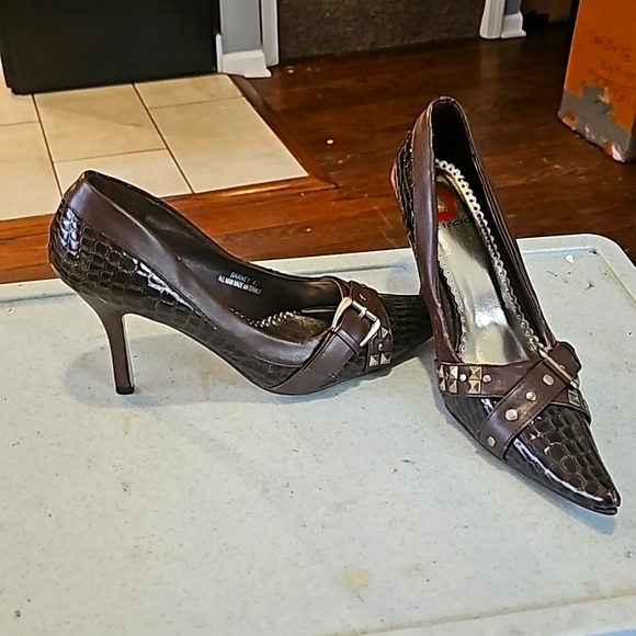 Red Circle Heels, Sz 8.5, Brown, Buckle Design Silvertone Round & Square Studs - Picture 12 of 16
